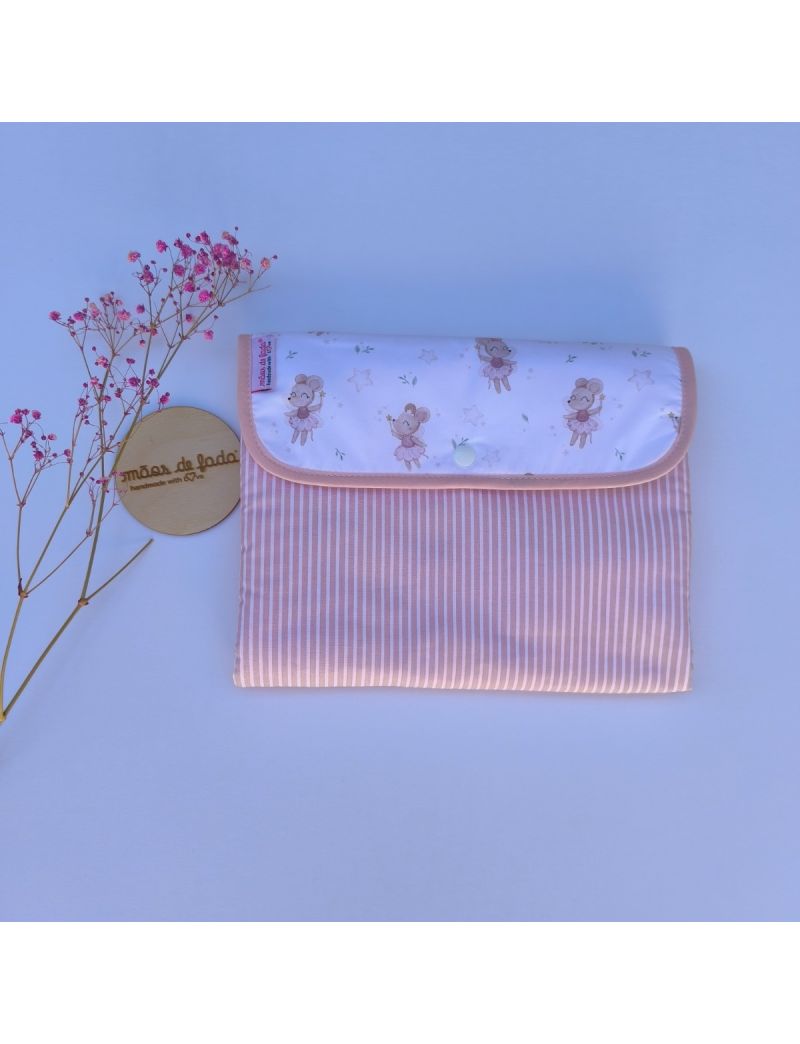 Bolsa 3 em 1 fechada em tecido rosa com riscas brancas conjugado com um padrão de fadas ratinhas em tons de rosa e bege