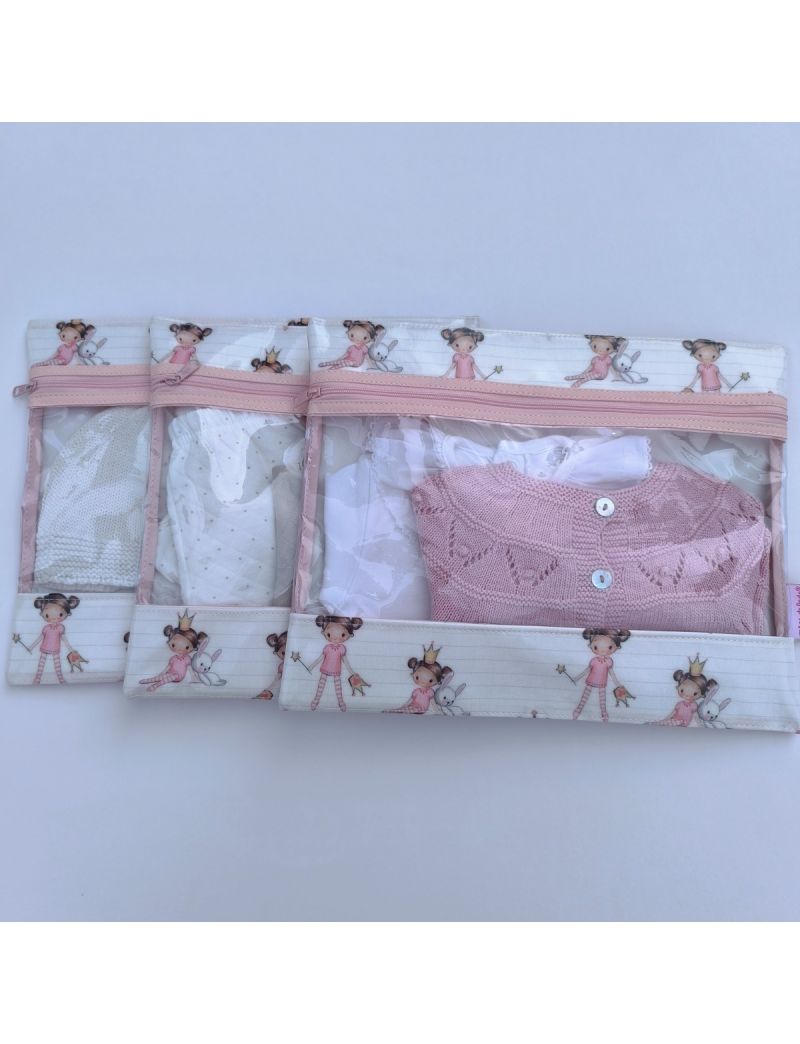 Conjunto de 3 organizadores de roupa em tecido plastificado com padrão de princesas em tons de rosa e cinza. Uma parte da frente da bolsa é transparente