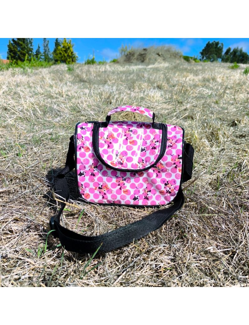 Lancheira de criança em formato baú com a Minnie e circulos rosa fúscia. O fecho e as alças são pretas 