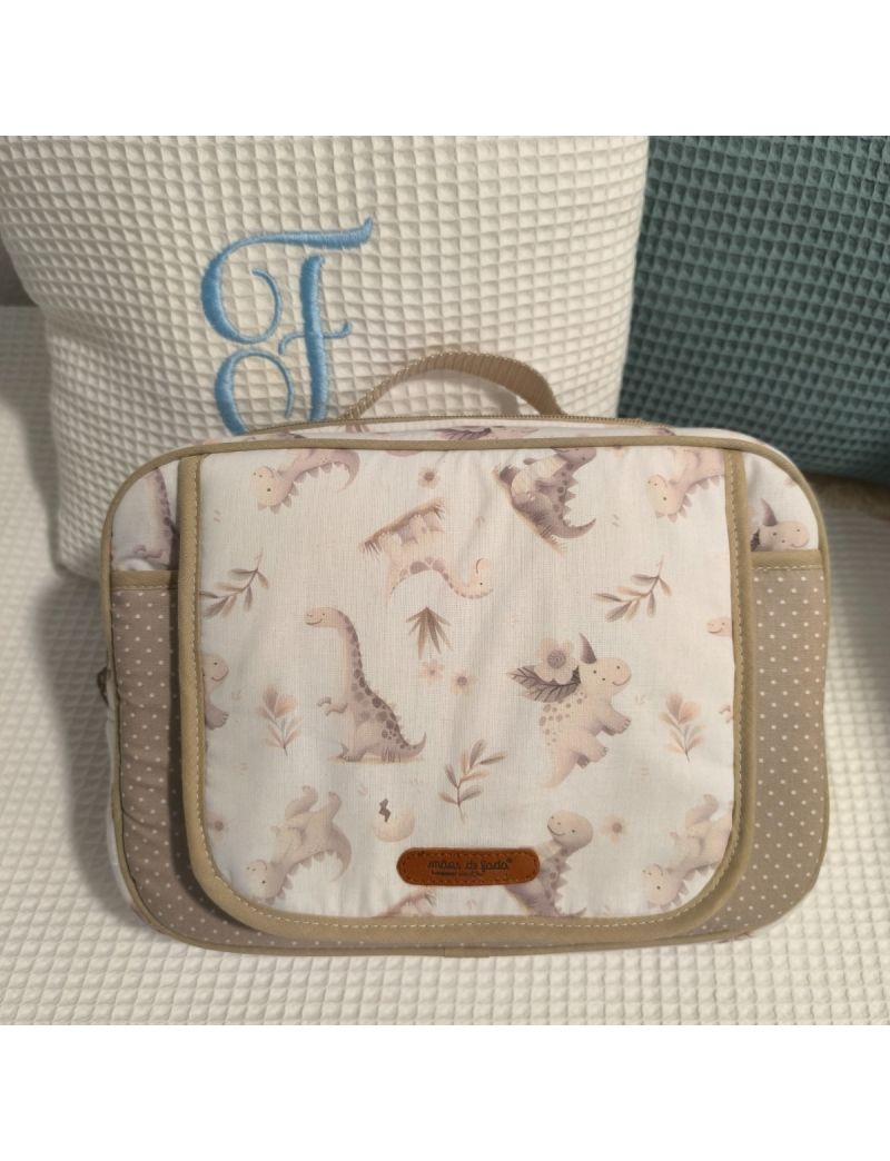 Bolsa fechada, com pala com padrão de dinossauros em tons de bege. Com alça e fecho em bege
