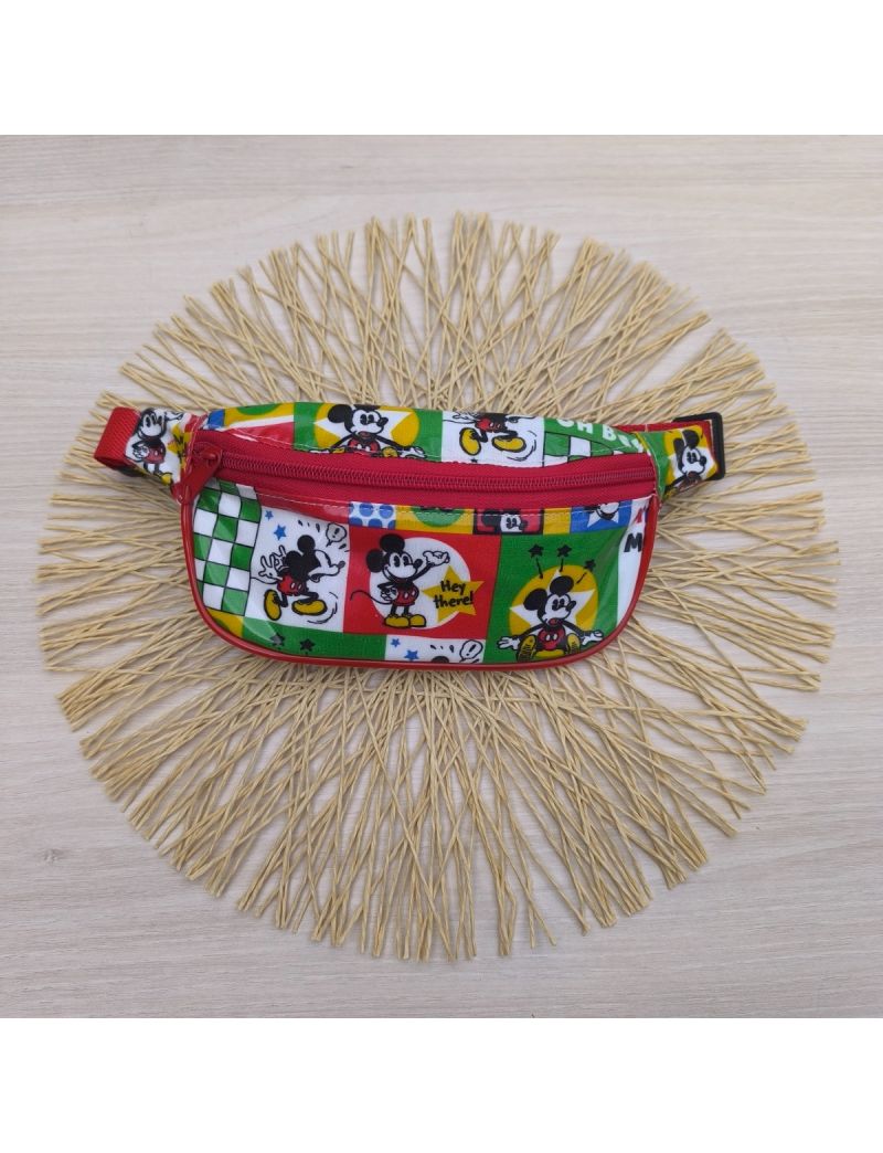 Bolsa de cintura com o padrão do Mickey em tons de verde, vermelho e amarelo. Alça e fecho em vermelho