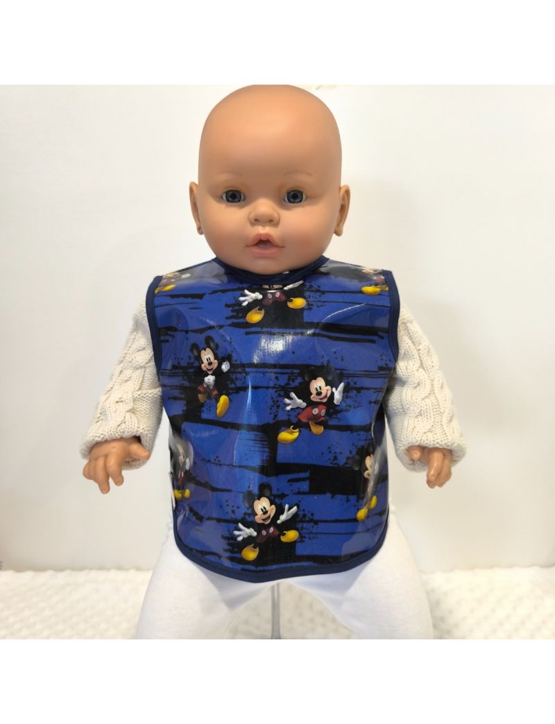 Babete de beb&eacute; plastificado com estampado do Mickey Mouse sobre fundo azul com riscas, debruado a azul escuro.