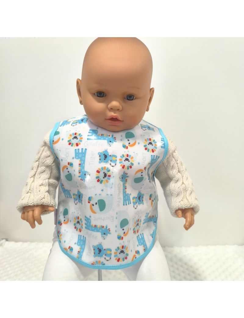 Babete de beb&eacute; plastificado com padr&atilde;o de animais coloridos (le&atilde;o, girafa, elefante) e rebordo em azul claro.