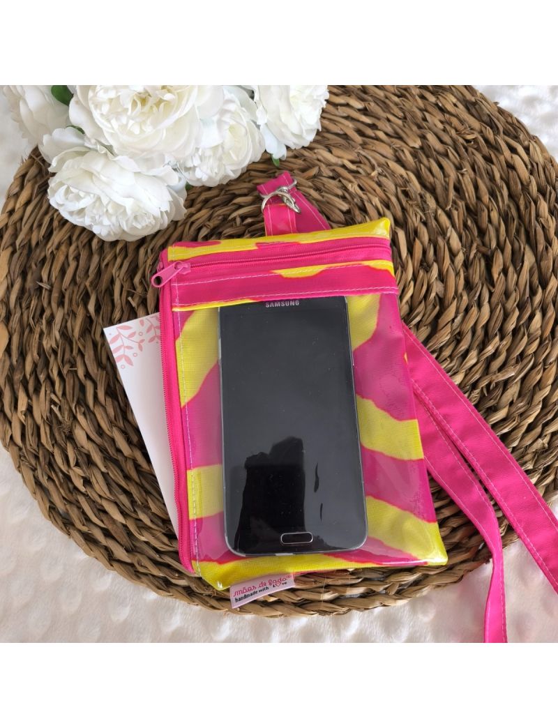 Parte da frente da Bolsa 3 em 1 com padr&atilde;o zebra nas cores f&uacute;csia e amarelo neon. Bolsa transparente com um telem&oacute;vel. Fita amov&iacute;vel para colocar ao pesco&ccedil;o. Bolsa lateral com documentos colocados. 