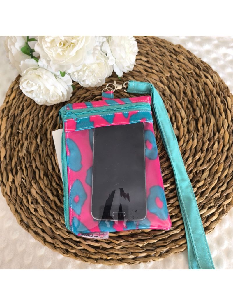Parte da frente da Bolsa 3 em 1 com o padr&atilde;o print Leopard em tons de f&uacute;csia e verde &aacute;gua escuro. Bolsa transparente com um telem&oacute;vel. Fita amov&iacute;vel para colocar ao pesco&ccedil;o. Bolsa lateral com documentos colocados