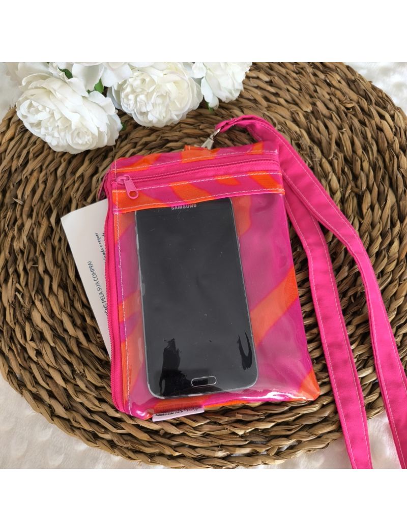 Parte da frente da Bolsa 3 em 1 em com padr&atilde;o de zebra em rosa f&uacute;csia e laranja neon. Bolsa transparente com um telem&oacute;vel. Fita amov&iacute;vel para colocar ao pesco&ccedil;o. Bolsa lateral com documentos colocados. 
