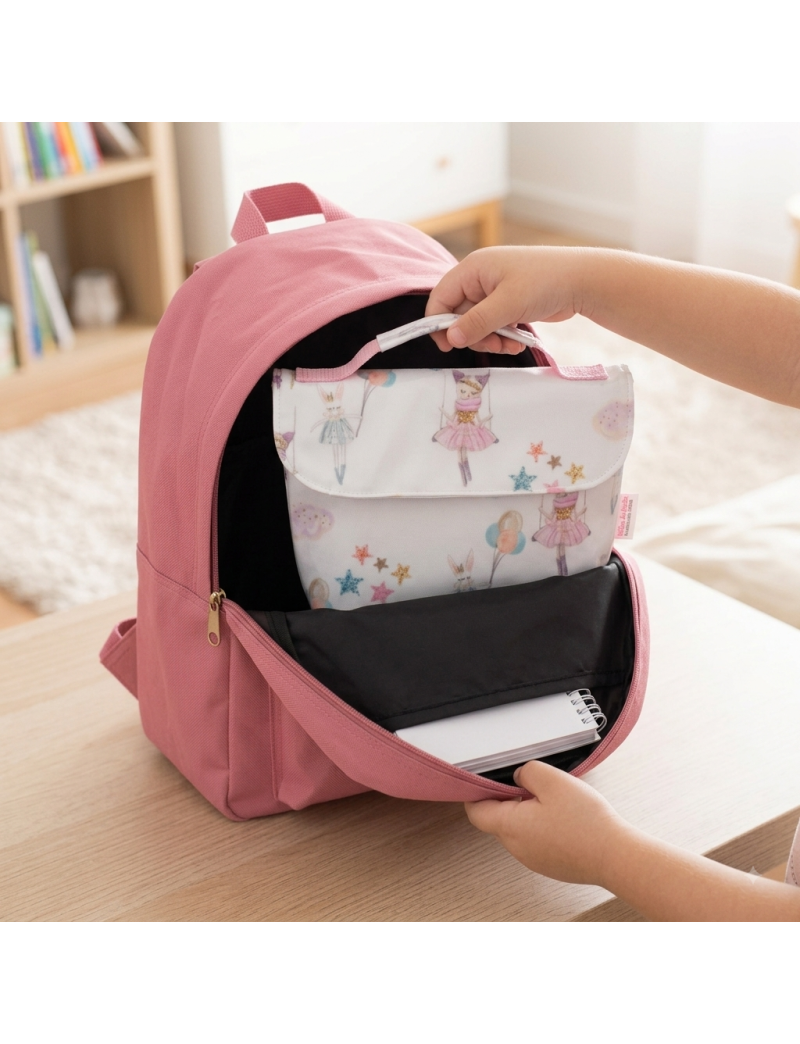 Mini lancheira t&eacute;rmica infantil com padr&atilde;o de gatinhas, estrelas e bal&otilde;es, em tecido plastificado, dentro de uma mochila escolar rosa.