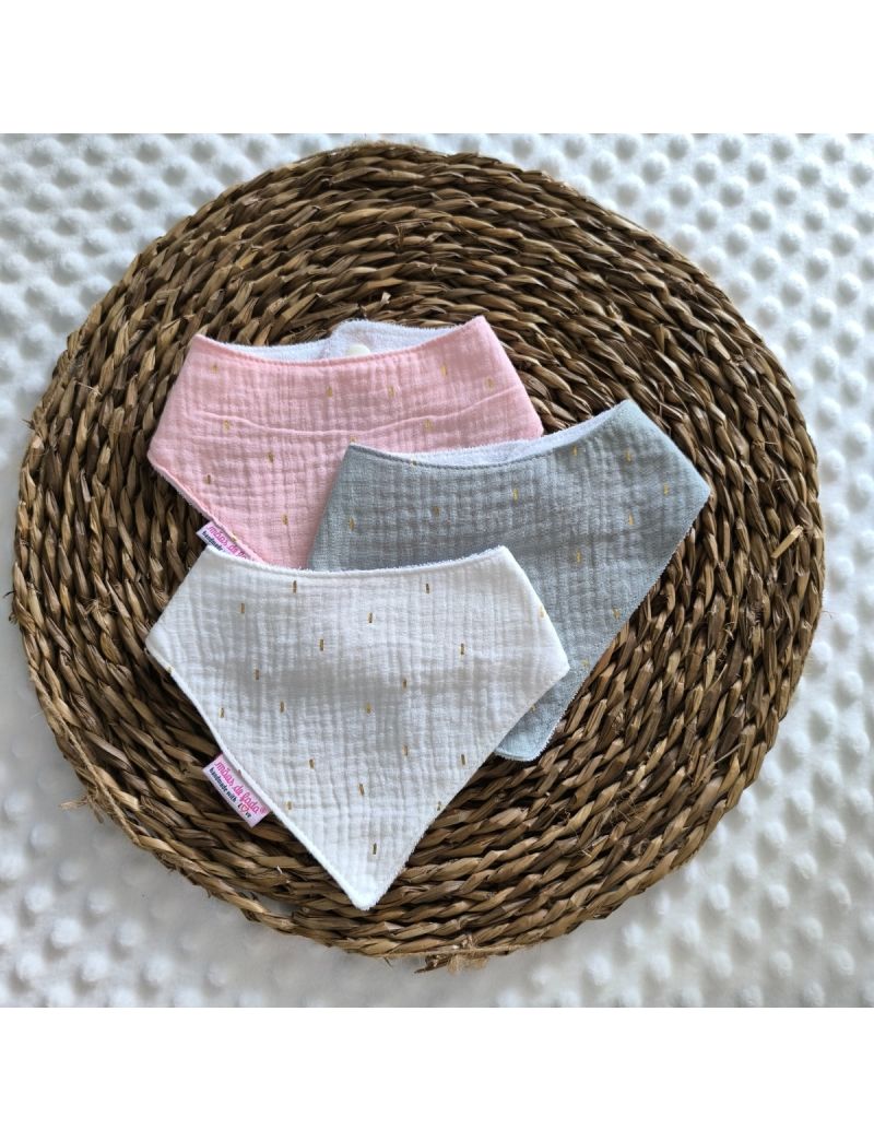 Conjunto de babetes em tons serenos de branco, rosa e verde, todos decorados com subtis pontos dourados que conferem um brilho especial