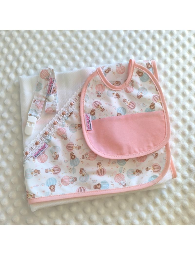 Conjunto de beb&eacute; com fralda, babete e fita de chucha em tons rosa com padr&atilde;o de bal&otilde;es de ar quente, tecido macio e delicado para rec&eacute;m-nascido