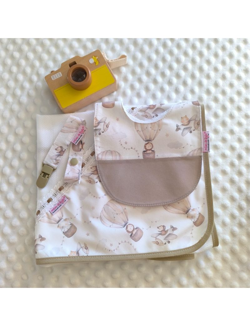 Conjunto de beb&eacute; com fralda, babete e fita de chucha em tons de bege com bal&otilde;es de ar quente. Tecido macio e delicado para rec&eacute;m-nascido