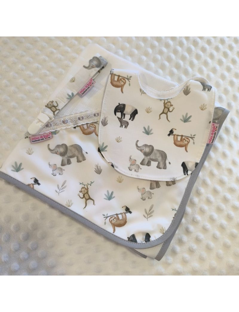 Conjunto de fralda, babete e fita de chucha com padrão de animais da selva (elefantes, macacos, perguiças) em tons de cinzento. Fralda com bordado inglês com fita de cetim cinzenta. Babete de mola 