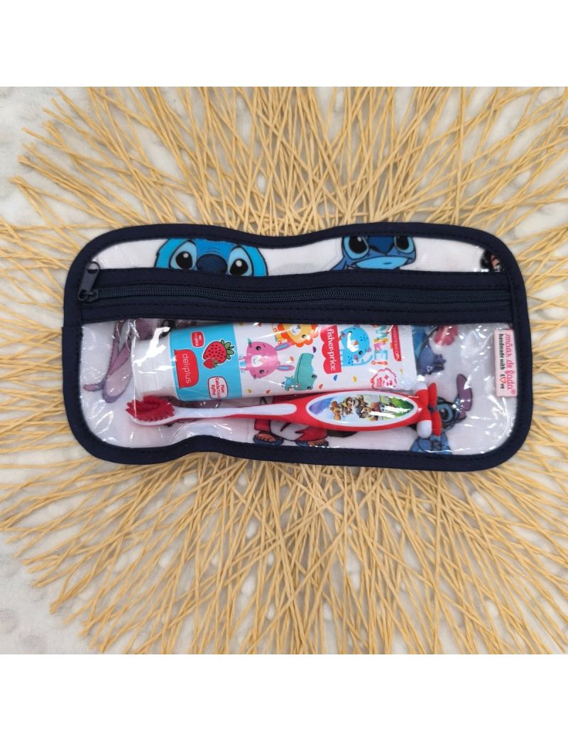 Bolsa de higiene para crian&ccedil;a com o padr&atilde;o da Lilo & Stitch. Fecho azul escuro. No interior possui uma escova e pasta de dentes como exemplo