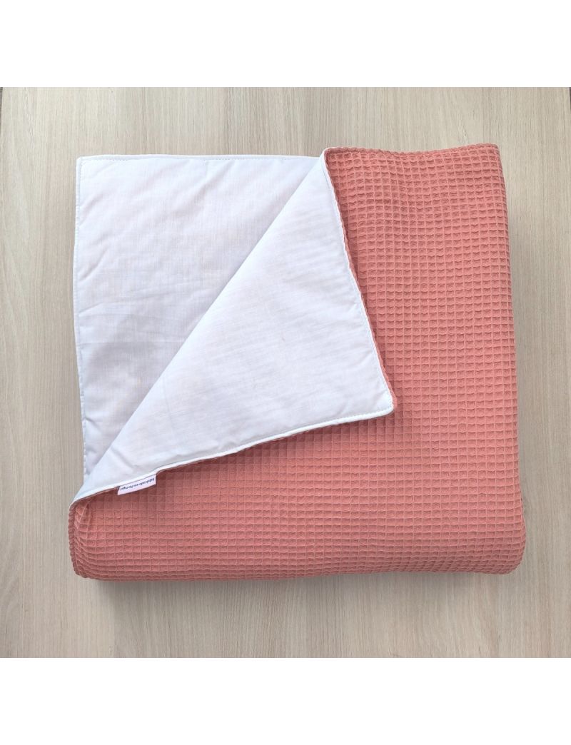 Edred&atilde;o para catre infantil confecionado &agrave; m&atilde;o, ideal para creche e infant&aacute;rio, com el&aacute;sticos para melhor ajuste ao catre. Cor: Coral
