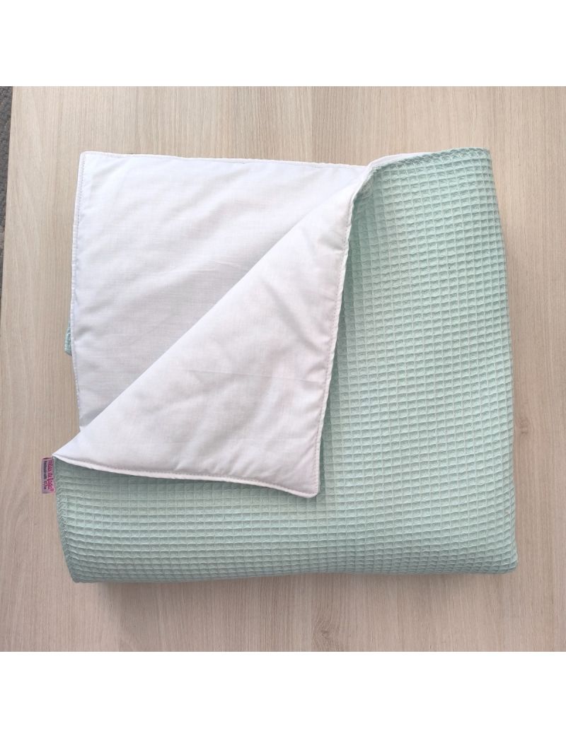 Edredon em Waffle verde &aacute;gua no exterior e tecido branco no interior, revestido  com dracalon 