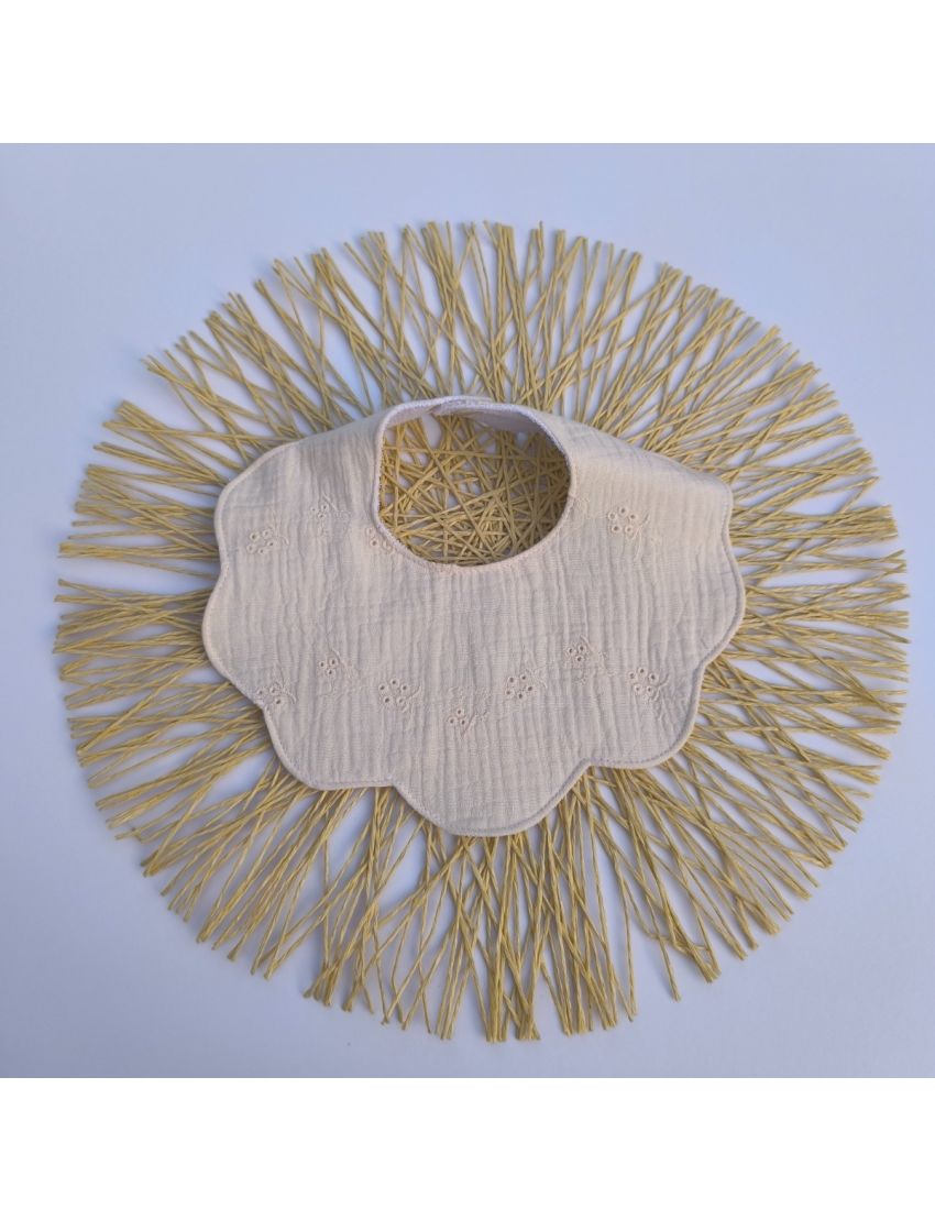 Babete Flor - Musselina Bordado Inglês Pérola 