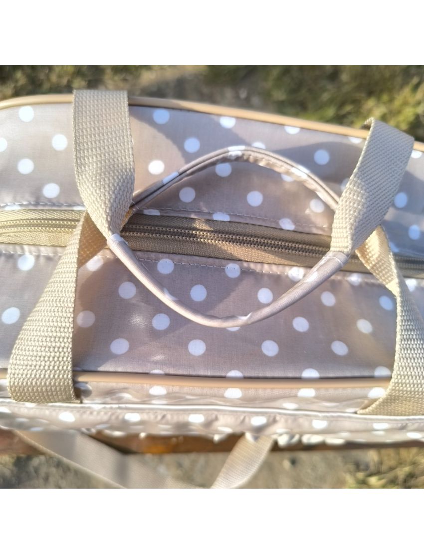 Lancheira bege com bolas brancas