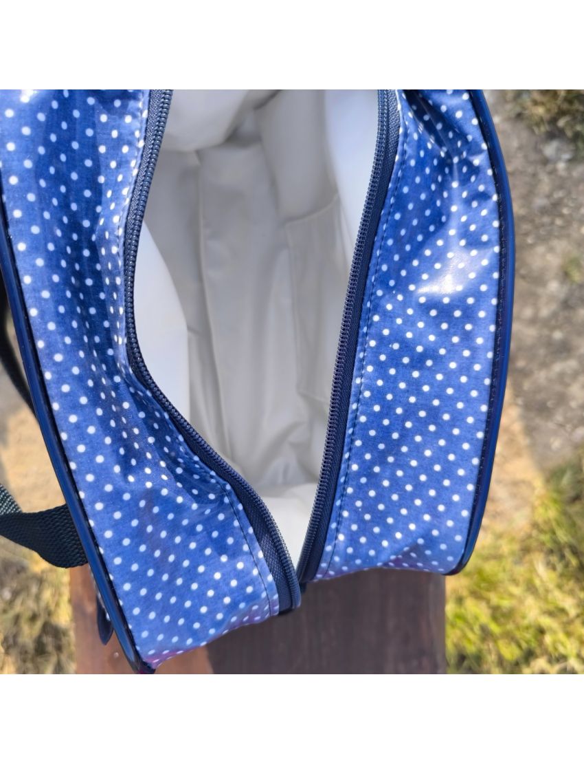 Lancheira azul com bolinhas brancas