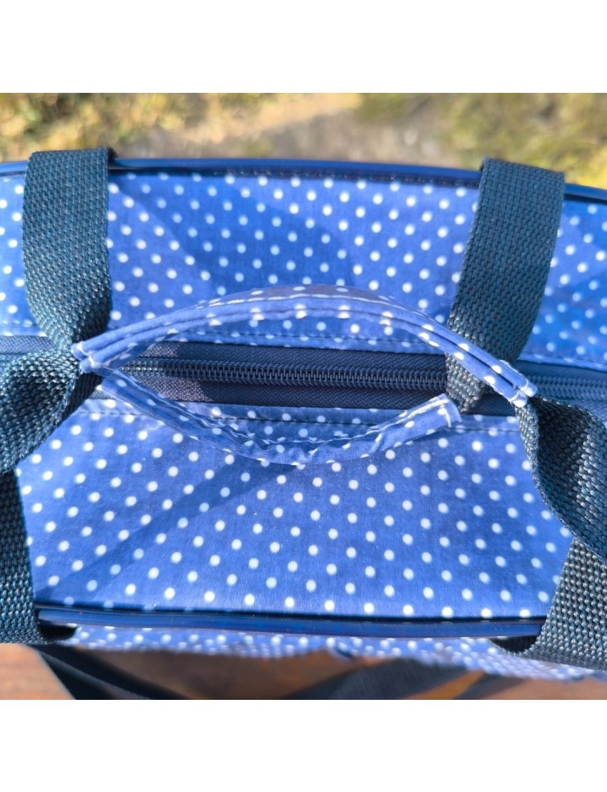 Lancheira azul com bolinhas brancas