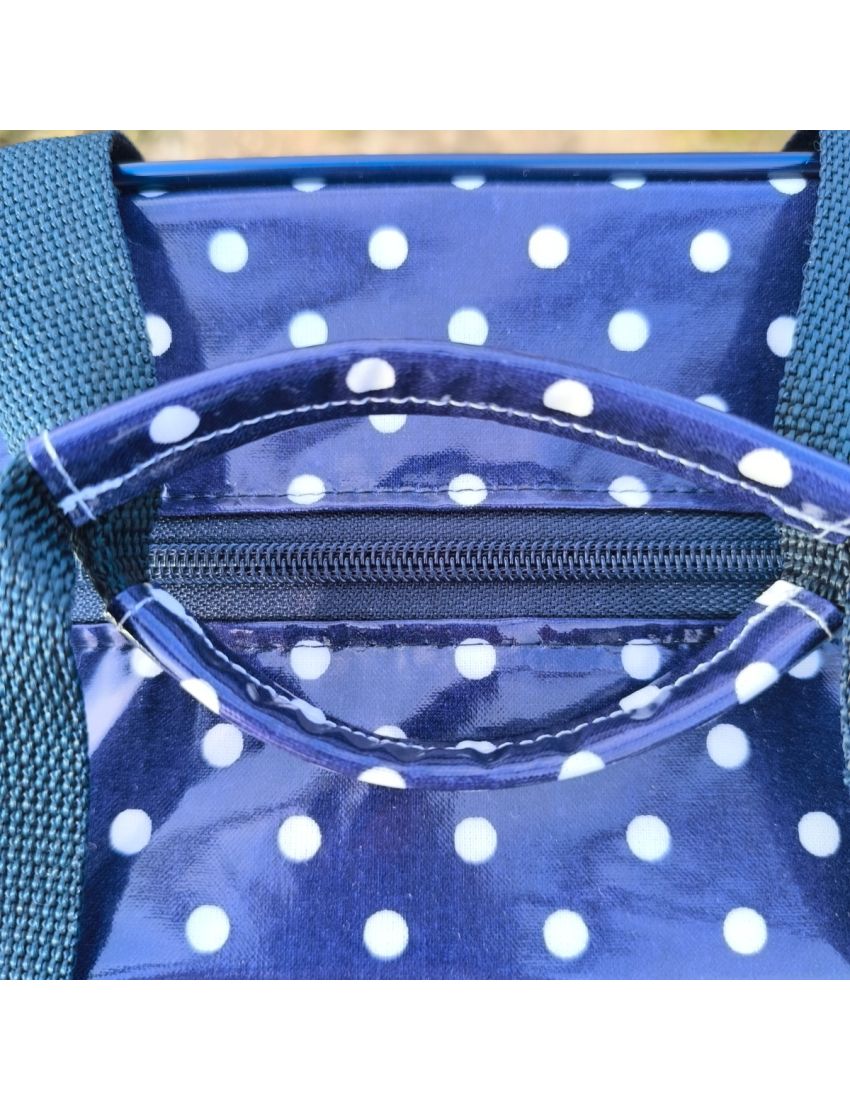 Lancheira azul com bolas brancas