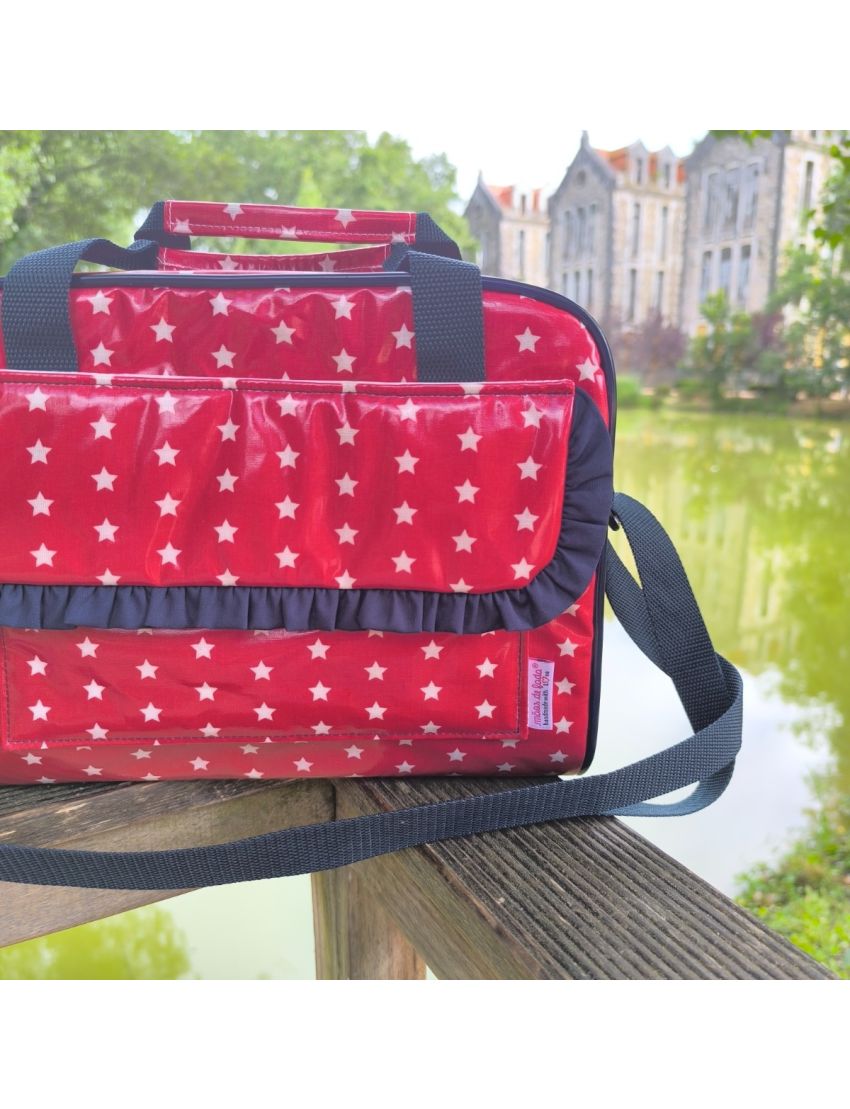 Lancheira vermelha com estrelas brancas