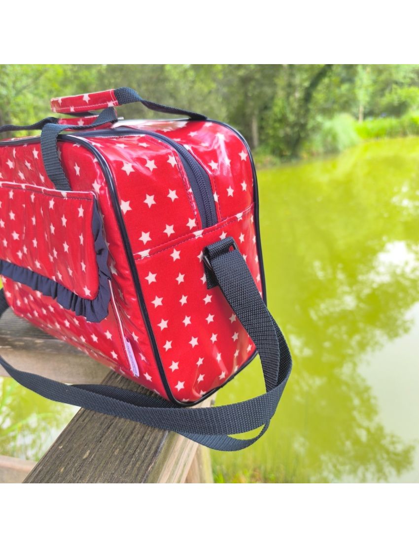 Lancheira vermelha com estrelas brancas