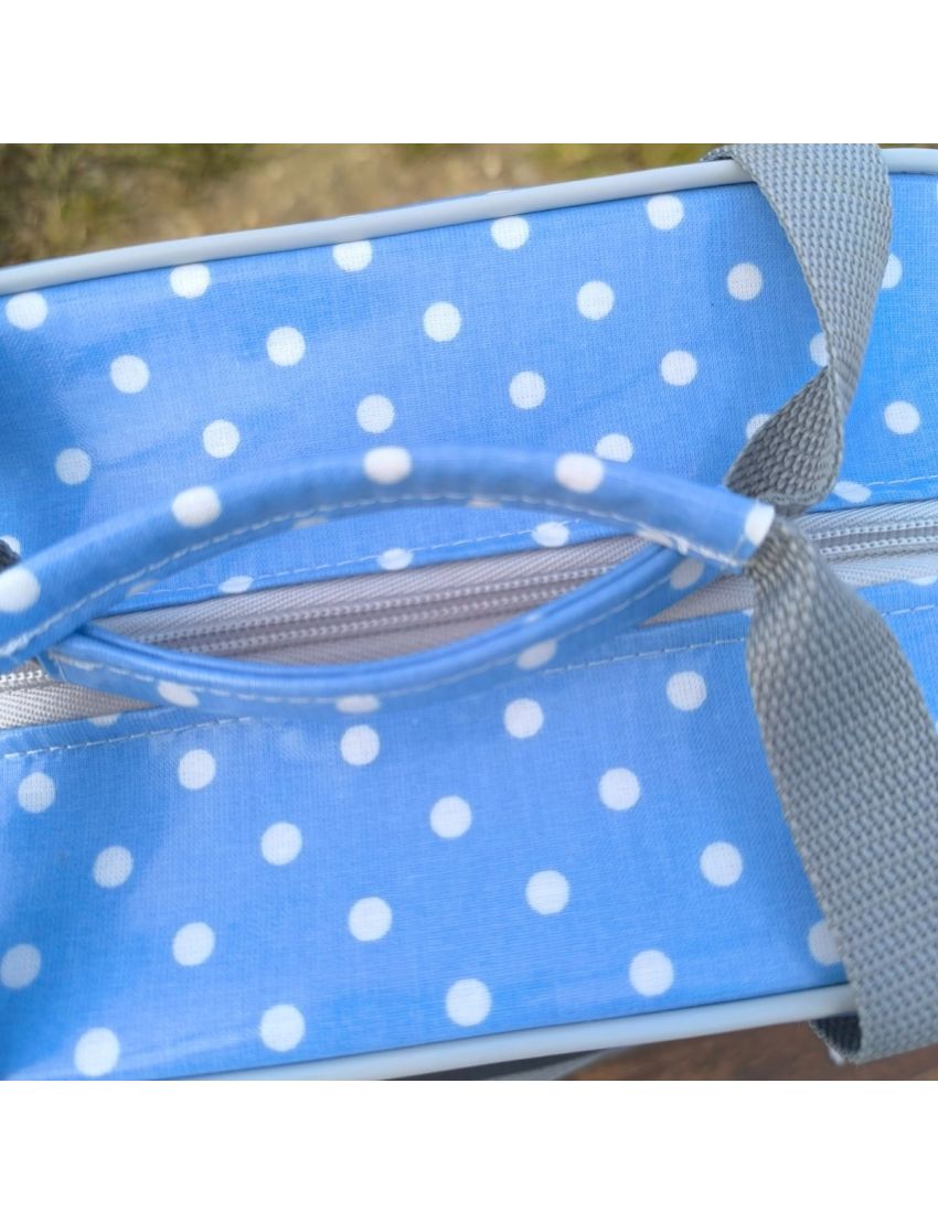 Lancheira azul com bolas brancas