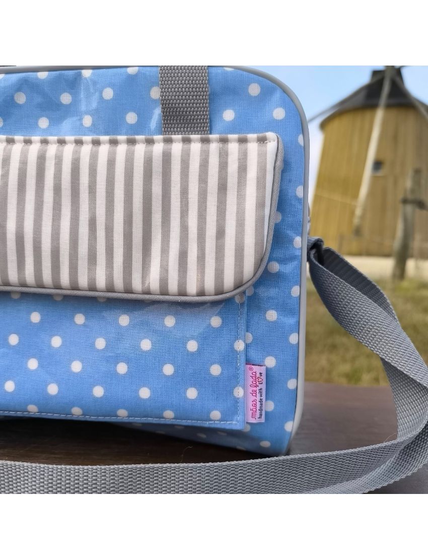 Lancheira azul com bolas brancas