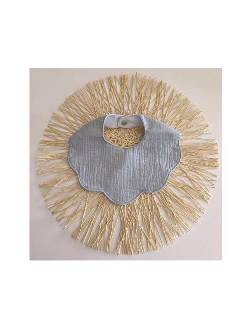 Babete em formato flor na cor verde com ligeiros apontamentos em dourado 