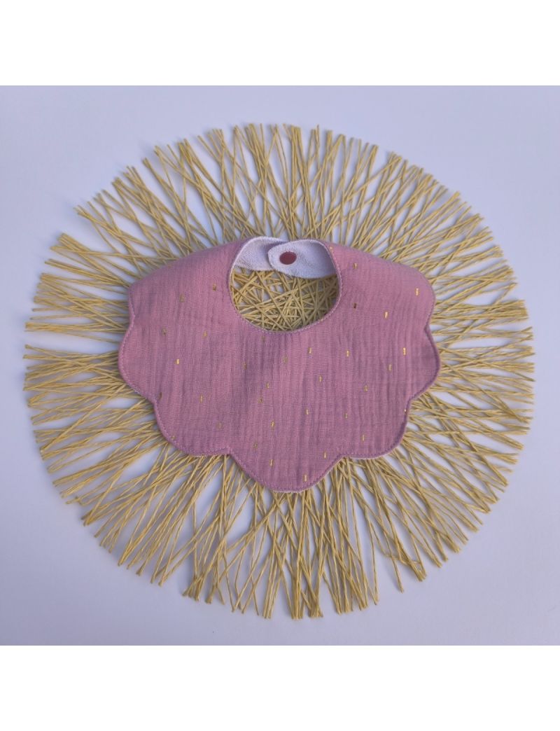 Babete flor na cor alfazema com ligeiros apontamentos em dourado 