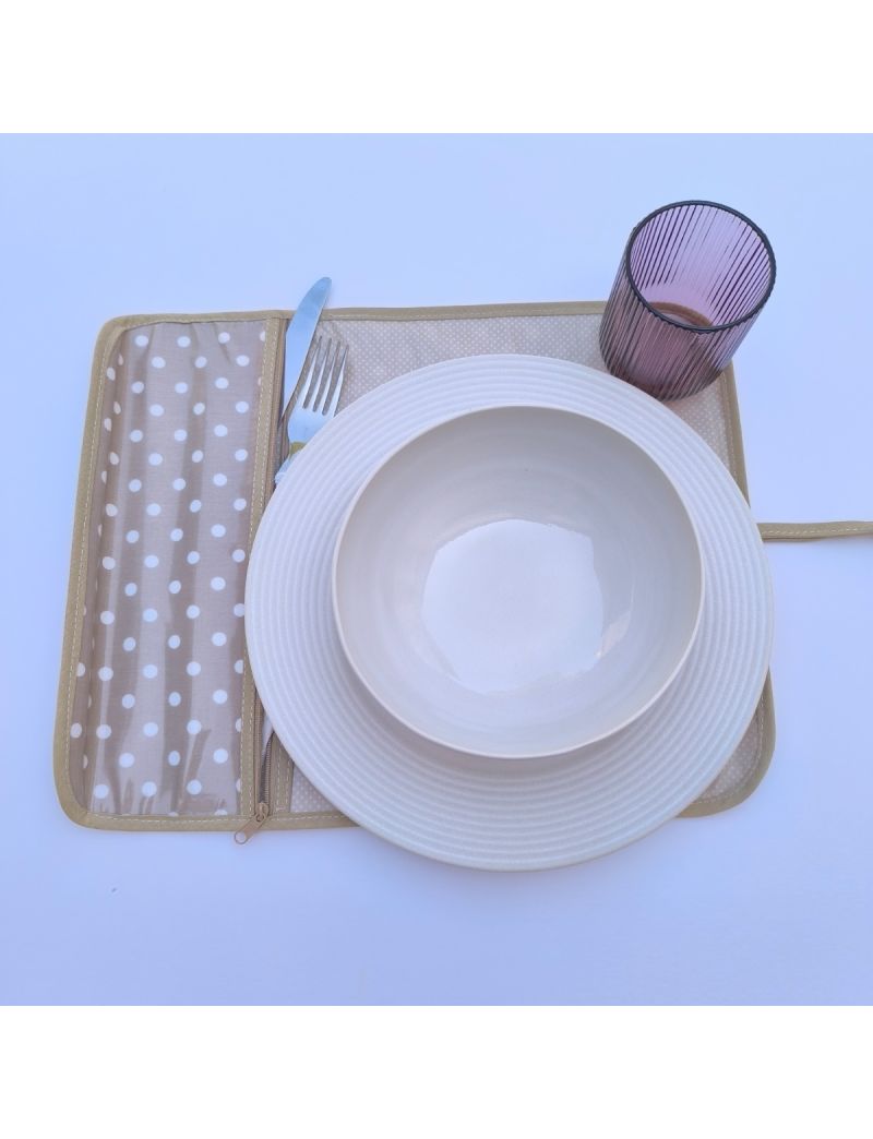 Individual bege com bolas brancas no exterior. Interior beje com pintinhas brancas. Bolsa interna com o mesmo padrão do exterior