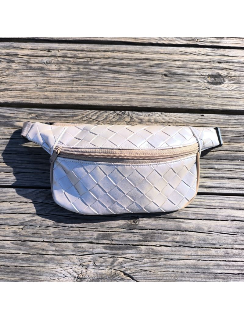 Bolsa de cintura feminina em napa bege trabalhada, com fecho beje. Elegante, prática e ideal para o dia a dia ou viagens
