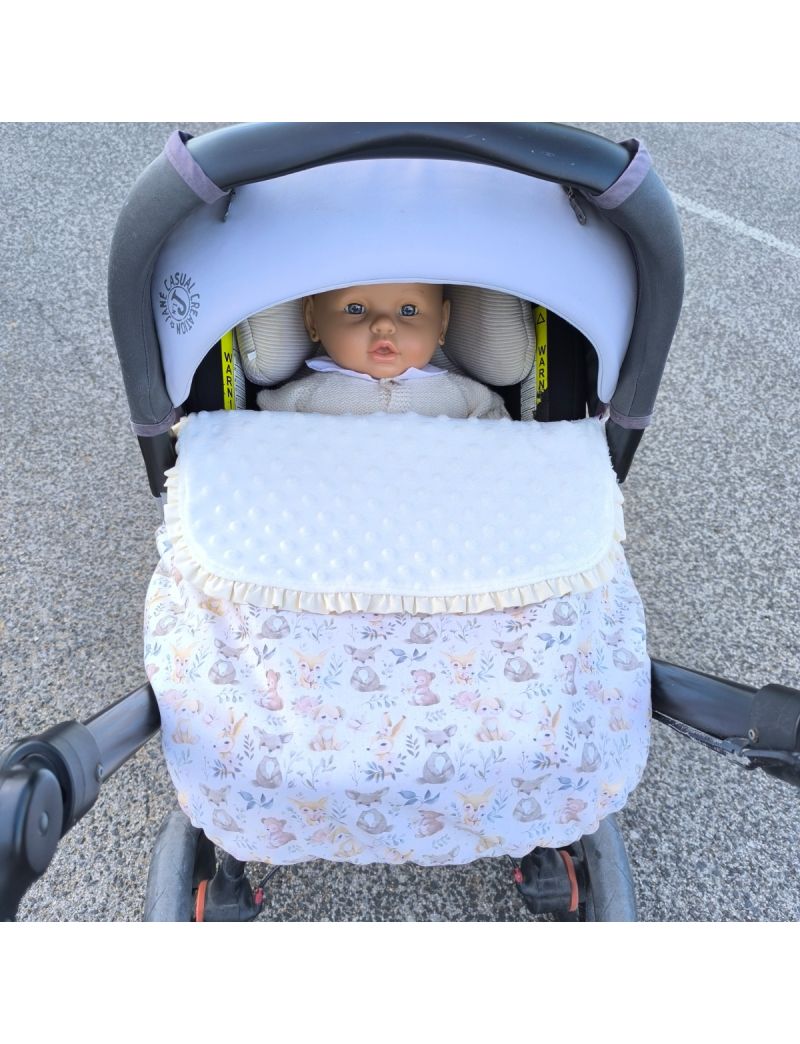 Tapa pés colocado no ovo. Com fundo bege com padrão de animais, com pala em Minky pérola e folho pérola