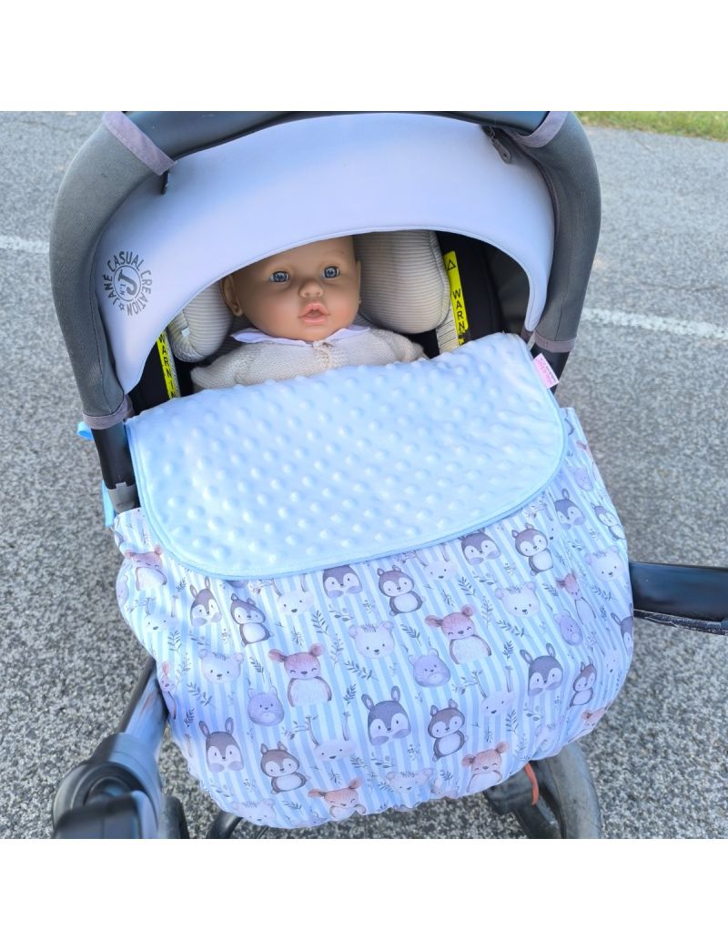 Tapa pés colocado no ovo. Com bonequinhos delicados com riscas azuis claras e brancas no exterior e com pala em Minky azul