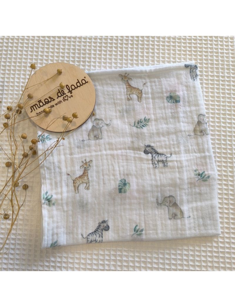 Frada Musselina Branca com padrão de animais: girafas, zebras, elefantes. Placa decorativa com a inscrição "Mãos de Fada"