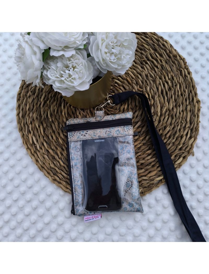 Parte da frente da Bolsa 3 em 1 com padrão de cornucópias. Bolsa transparente com um telemóvel. Fita amovível para colocar ao pescoço. Base e flores como decoração 