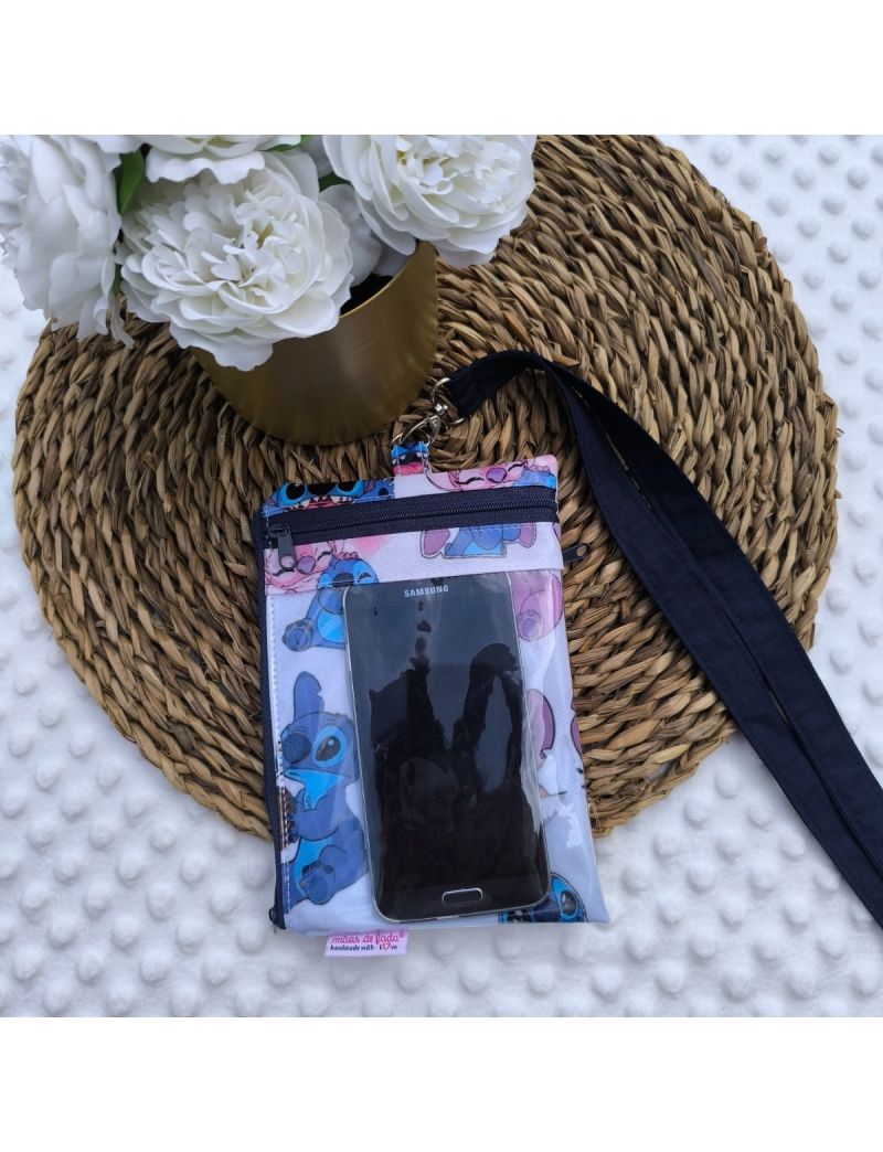 Parte da frente da Bolsa 3 em 1 com padrão Lilo e Stitch. Bolsa transparente com um telemóvel. Fita amovível para colocar ao pescoço. Base e flores como decoração 