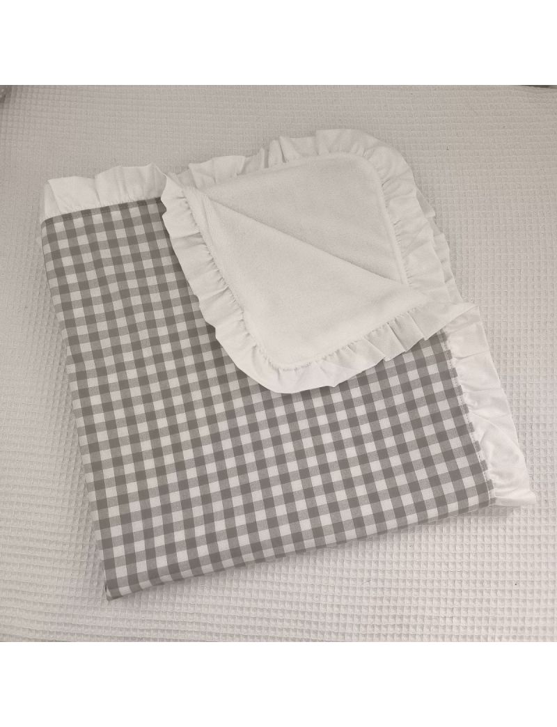 Mantinha de bebé em tecido de algodão Vichy bege no exterior e coralina branca quentinha no interior. Folho branco a contornar a mantinha