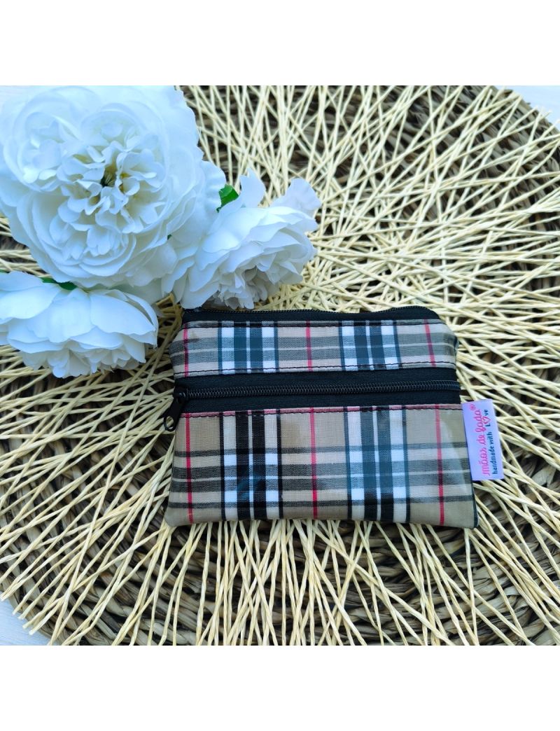 Porta-moedas pequeno em tecido plastificado impermeável, padrão xadrez com duas bolsas e fecho, ideal para dinheiro e cartões. 