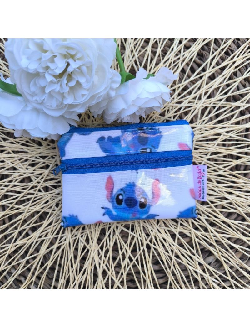Porta-moedas pequeno em tecido plastificado impermeável, padrão do Stitch, com duas bolsas e fecho, ideal para dinheiro e cartões. 