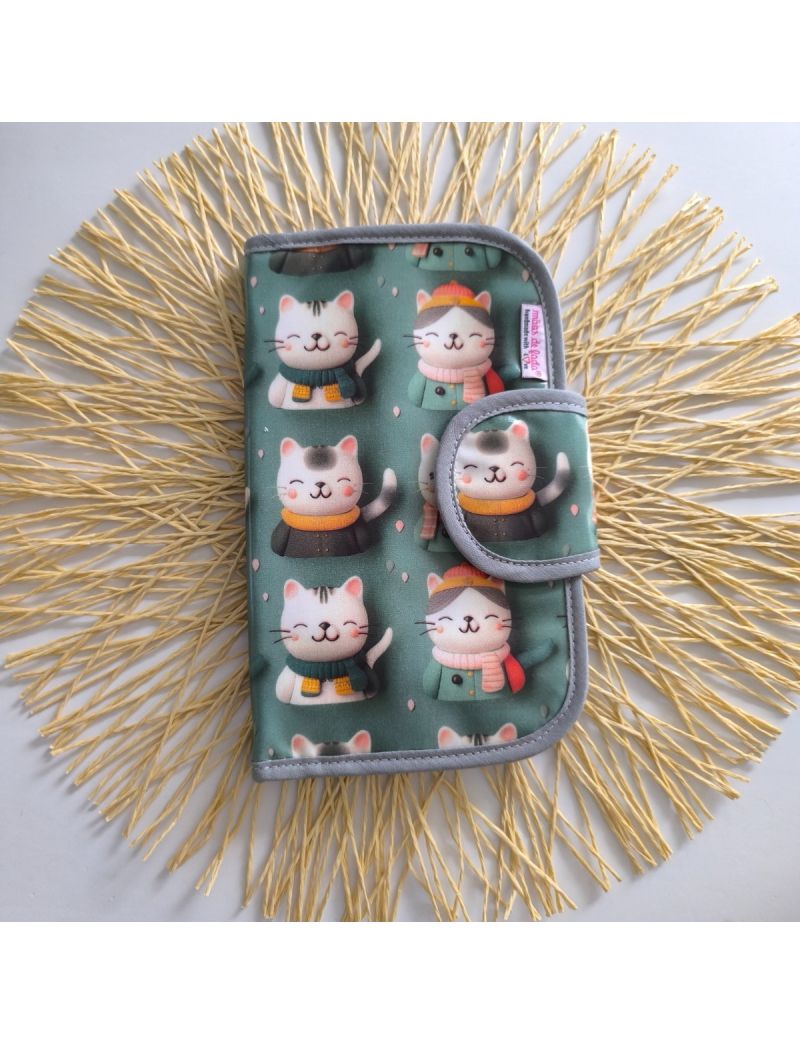 Bolsa de higiene plastificada com padrão de gatos 3D, fechada, com compartimentos para higiene oral, medicação e produtos femininos.
