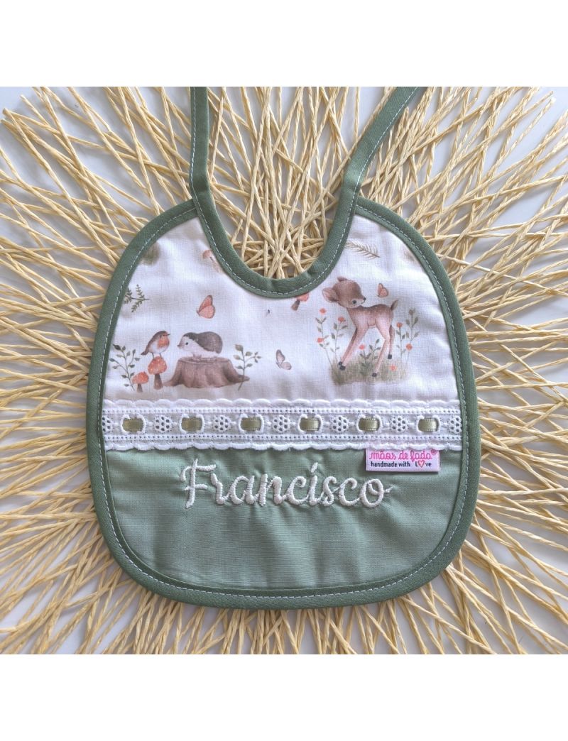 Babete de atar com animais do bosque conjgado com tecido liso verde seco e o nome Francisco bordado a pérola. Bordado inglês com fita de cetim verde seco 