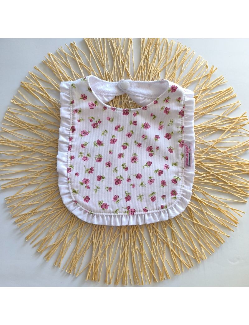 Bebete com fundo branco e elegantes flores colocado sobre palhinhas 