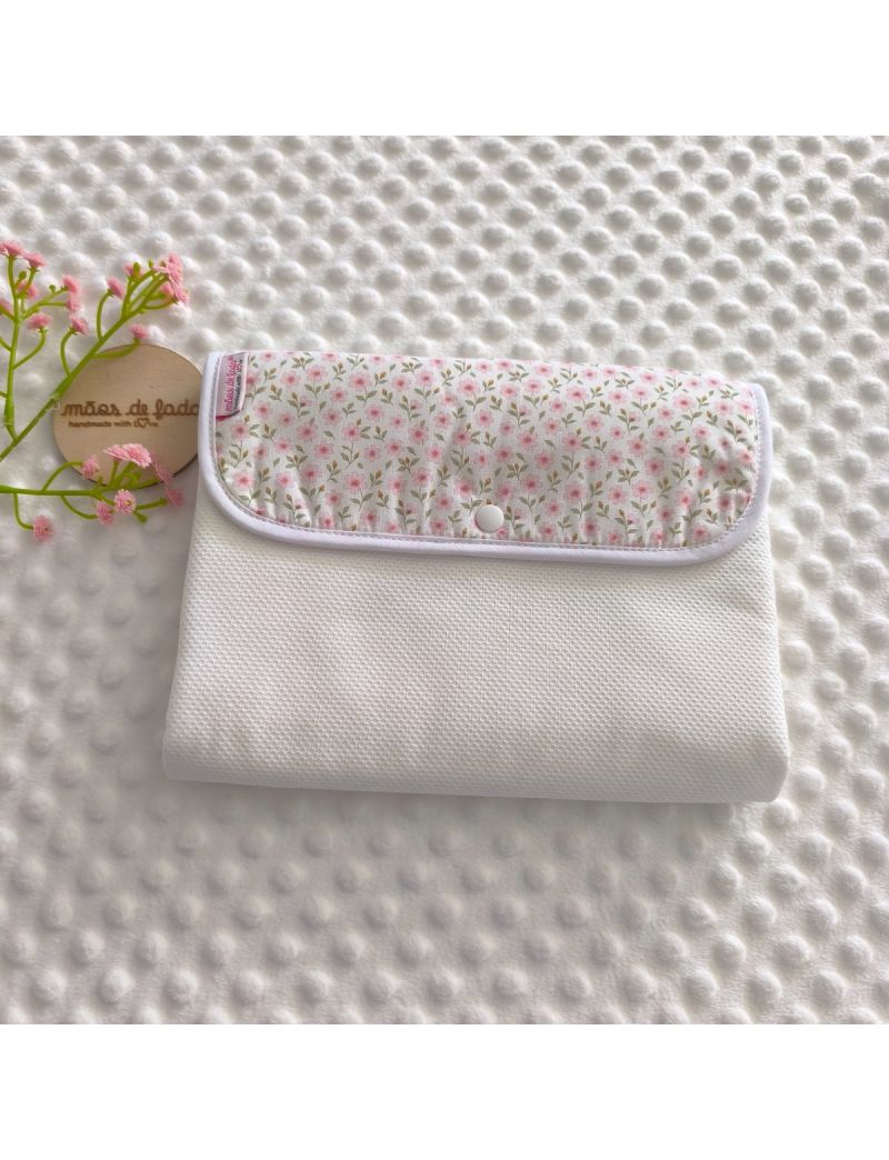 Bolsa 3 em 1 fechada para organizar fraldas, toalhitas, cremes e essenciais do beb&eacute; branca conjugada com um delicado padr&atilde;o floral em tons de rosa e verde 