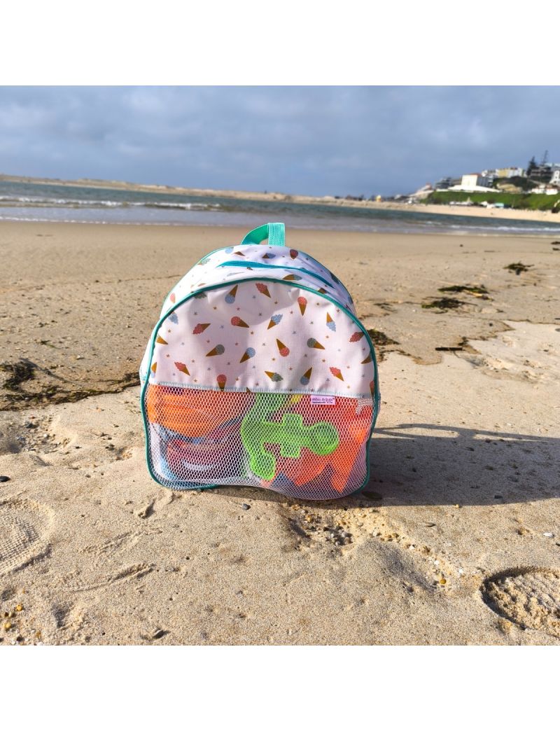 Mochila de praia infantil em tecido plastificado com padr&atilde;o de gelados, al&ccedil;as  almofadadas e rede branca