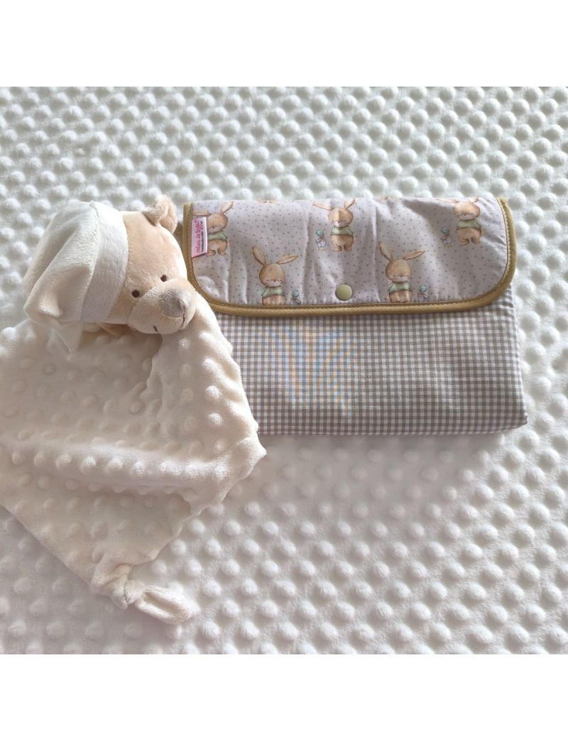 Bolsa 3 em 1 com padr&atilde;o ursinhos em tons de bege conjugado com padr&atilde;o vichy bege. Ursinho OH OH como decora&ccedil;&atilde;o