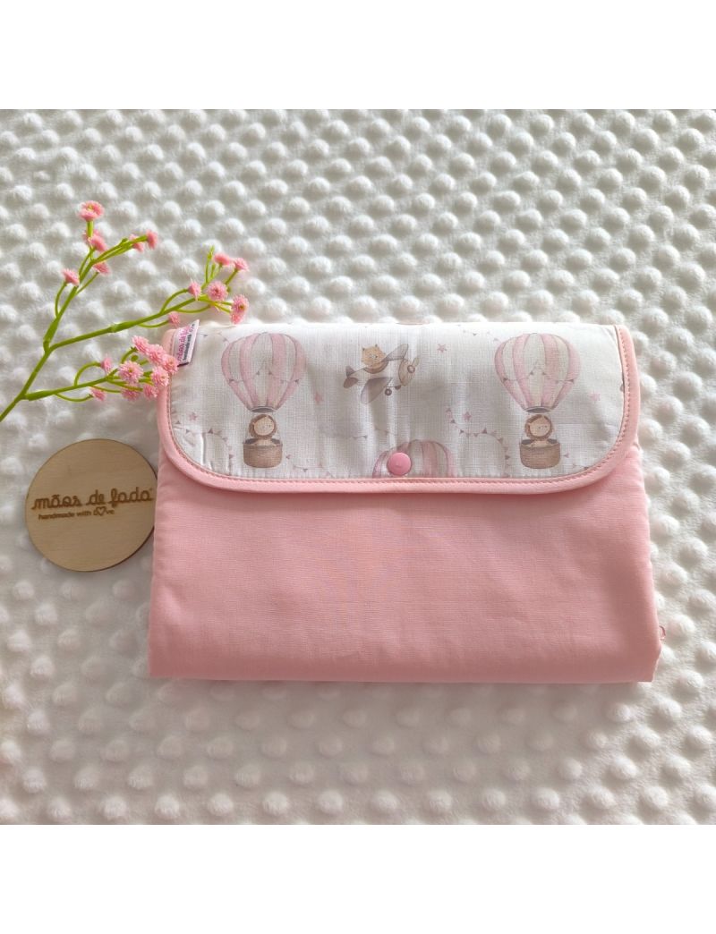 Bolsa 3 em 1 fechada em tecido rosa conjugado, na pala, com um padr&atilde;o de bal&otilde;es de ar e avi&otilde;es em tons de rosa e bege