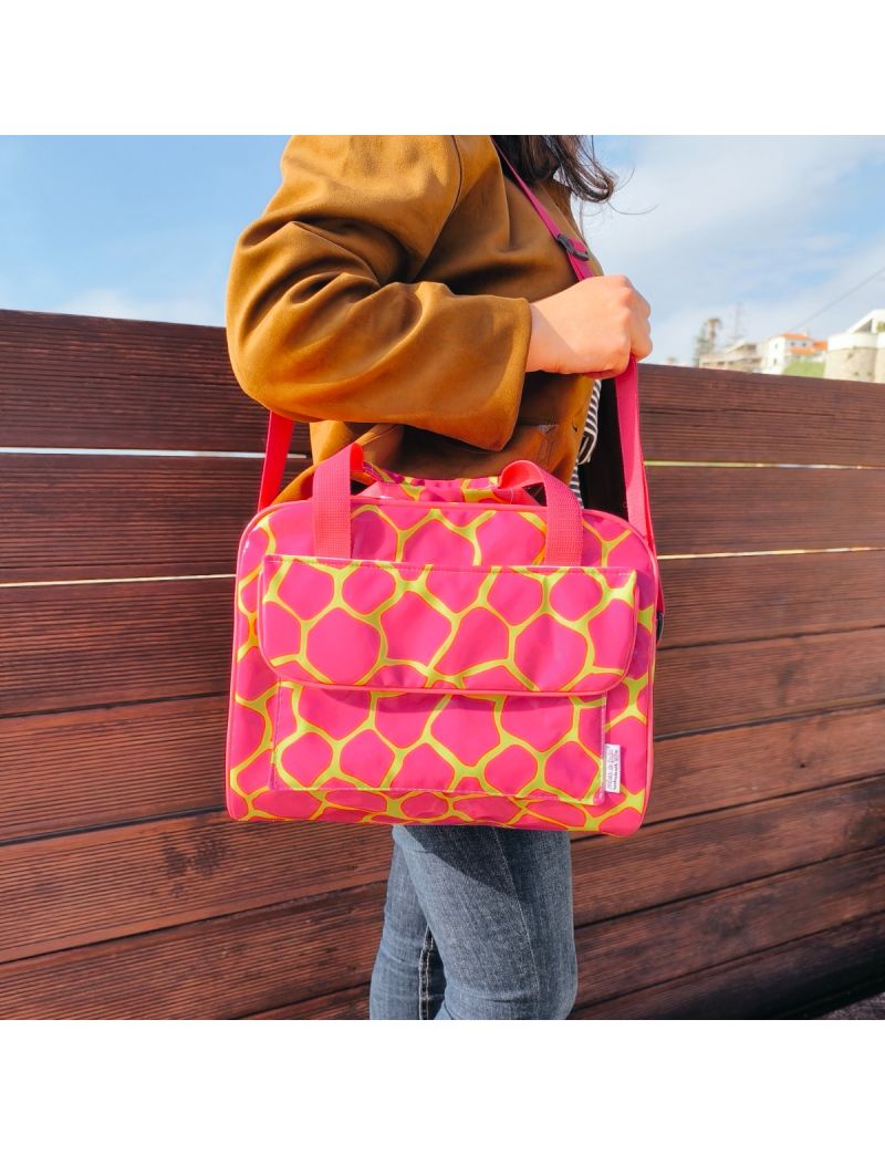 Plano m&eacute;dio de uma pessoa a usar a lancheira t&eacute;rmica da cole&ccedil;&atilde;o Pink Mosaic ao ombro, atrav&eacute;s da sua al&ccedil;a a tiracolo ajust&aacute;vel em rosa. A lancheira apresenta um padr&atilde;o geom&eacute;trico de mosaico em rosa choque e contornos verde neon