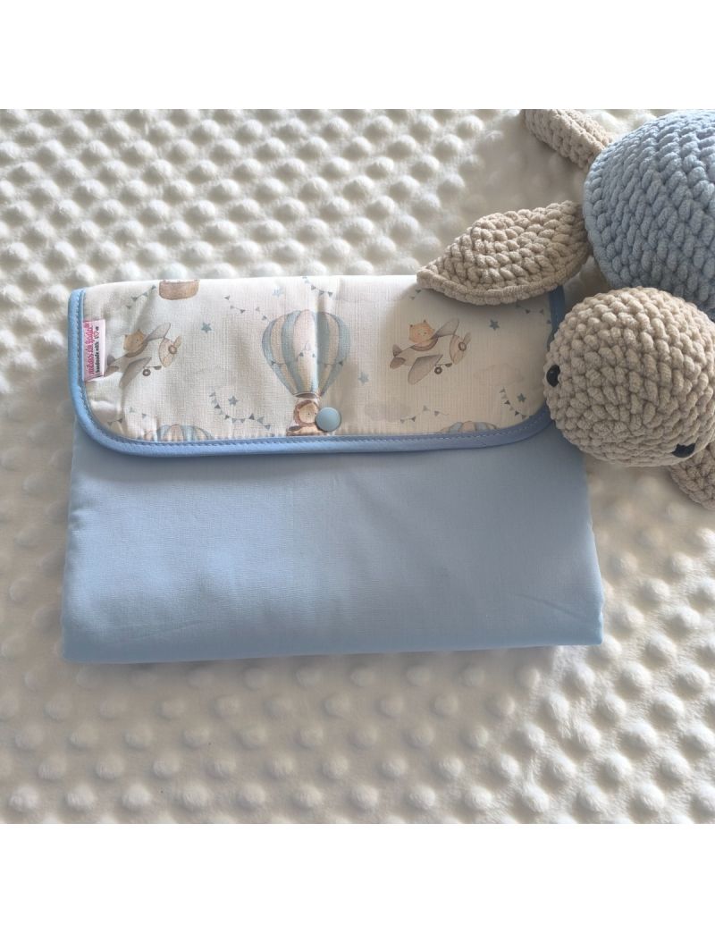Bolsa 3 em 1 fechada em tecido azul claro conjugado com um padr&atilde;o de  bal&otilde;es de ar e avi&otilde;es em tons de azul e creme