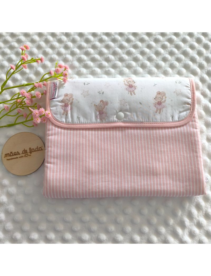 Bolsa 3 em 1 fechada em tecido rosa com riscas brancas conjugado com um padr&atilde;o de fadas ratinhas em tons de rosa e bege