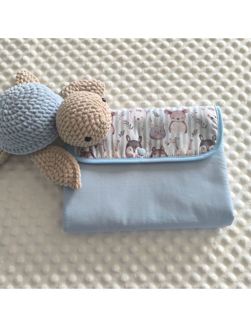 Bolsa 3 em 1 fechada em tecido azul claro conjugado com um padr&atilde;o de  animais delicados na pala. Tartaruga em amigurumi a decorar